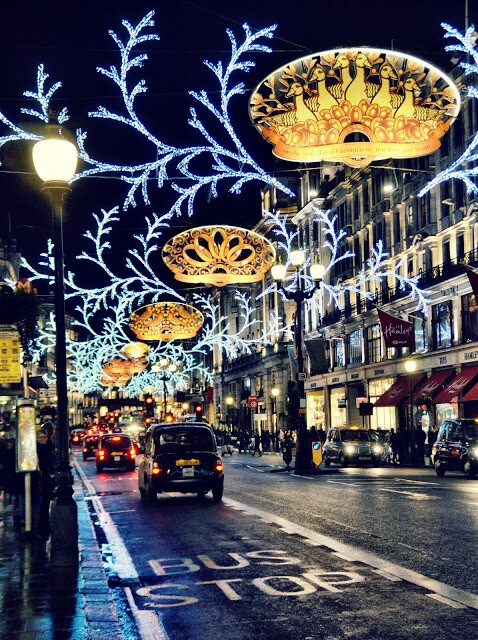 Regent Street in Christmas, London, U.K。摄政街，也译作丽晶街，是位于英国首都伦敦西区的一条街道。摄政街的历史要追溯到200年前，1811年，年轻并热爱时尚的摄政王PrinceRegent)取代其父乔治三世掌管政权。摄政王非常欣赏拿破伦在巴黎的城市规划，于是让著名建筑师约翰·纳什为其在从摄政王宫到摄政公园间设计一条全新的道路，纳什用了十年光阴，最终设计修建而成，这个宽阔且拥有漂亮、流畅大弧度的皇家大道，也就是后来的摄政街，现在伦敦最典型的时尚地标之一。