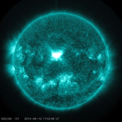 太阳动力学天文台SDO捕捉到一个X1.6级的太阳耀斑，这个耀斑形似一个巨大的爱心