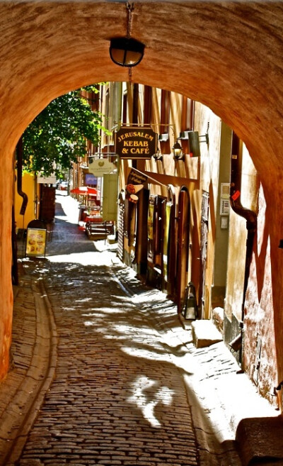 Gamla Stan (old town) , Stockholm, Sweden。 r瑞典斯德哥尔摩的老城位于市中心的小岛上，有700多年的历史，现在仍保留着中世纪的城市特色，主要建筑有皇宫、大教堂、广场和老交易所等。广义上来讲，老城区还包括附…