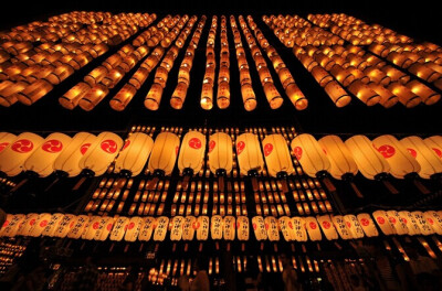 8月5日至7日，竿灯节在日本北本州秋田市举行。万灯祭----从来不知道灯笼可以这么壮观的美着……