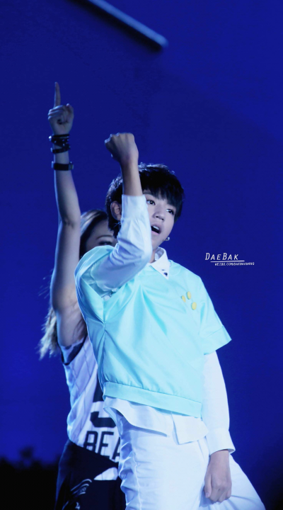 王俊凯 140908 央视中秋晚会 cr:LOGO