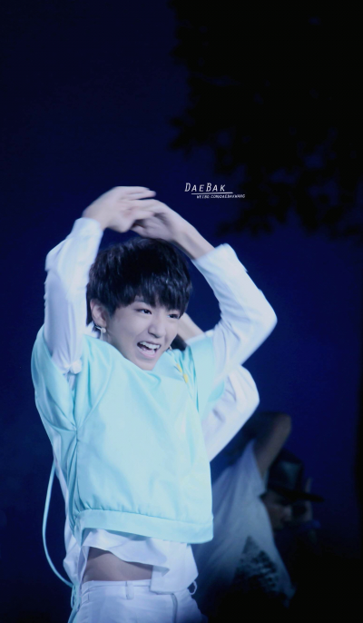 王俊凯 140908 央视中秋晚会 cr:LOGO