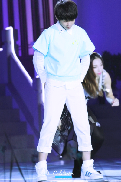 王俊凯 140908 央视中秋晚会 cr:LOGO