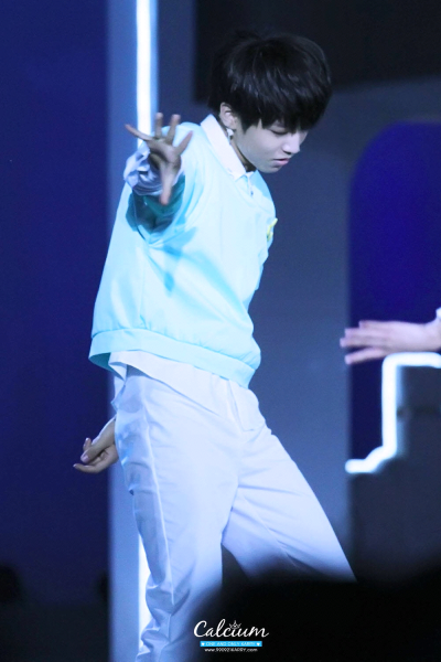 王俊凯 140908 央视中秋晚会 cr:LOGO