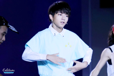 王俊凯 140908 央视中秋晚会 cr:LOGO