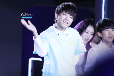 王俊凯 140908 央视中秋晚会 cr:LOGO