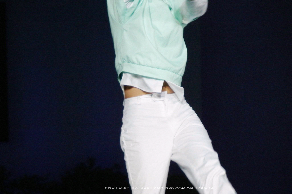 王俊凯 140908 央视中秋晚会 cr:LOGO