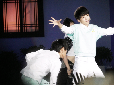 王俊凯 140908 央视中秋晚会 cr:LOGO