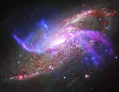 M106,也称为NGC 4258,就像焰火表演一样美丽，距离我们2300万光年。 NGC 4258是一个位于猎犬座的螺旋星系，由法国天文学家皮埃尔·梅香（Pierre Méchain）于1781年所发现，它也是一个赛弗特星系（Seyfert galaxies），…