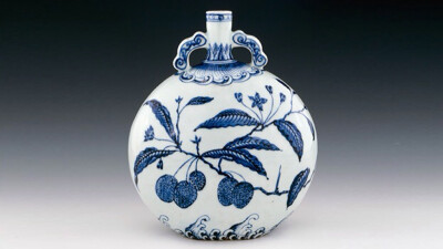 青花荔枝纹如意耳抱月瓶，明永乐（1403-1424），大英博物馆藏