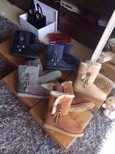 UGG。微信：HM124285