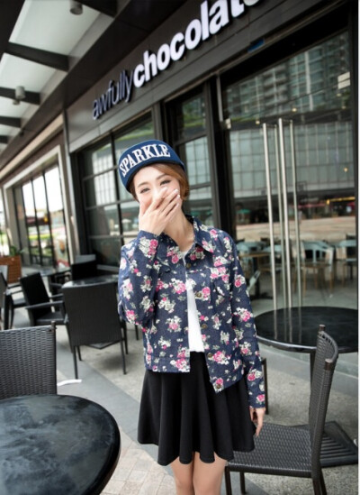 印花牛仔服，美美的。