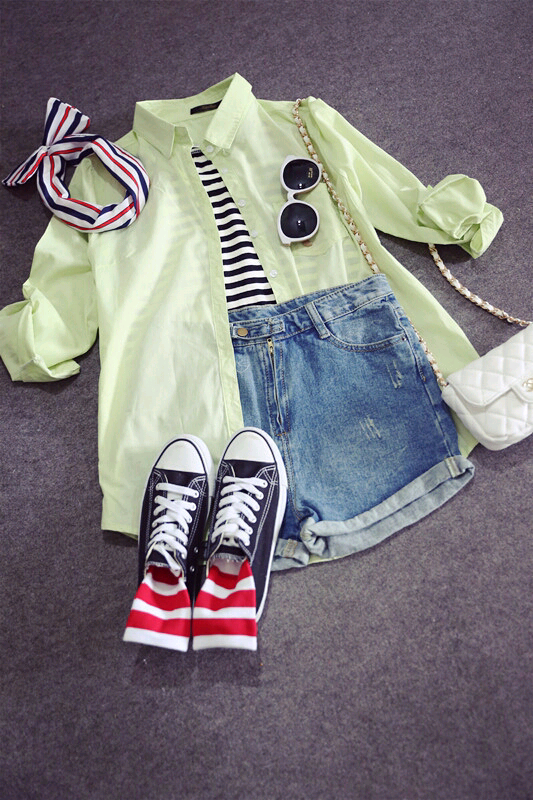 美美的马卡龙色衬衫，帅气的牛仔短裤(^0^)/