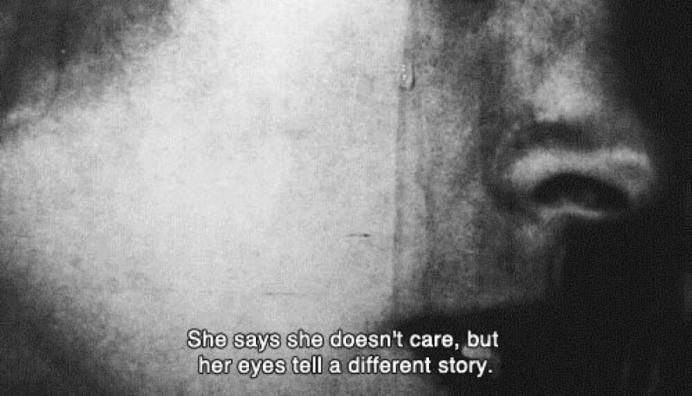 她的眼睛背叛了她的心