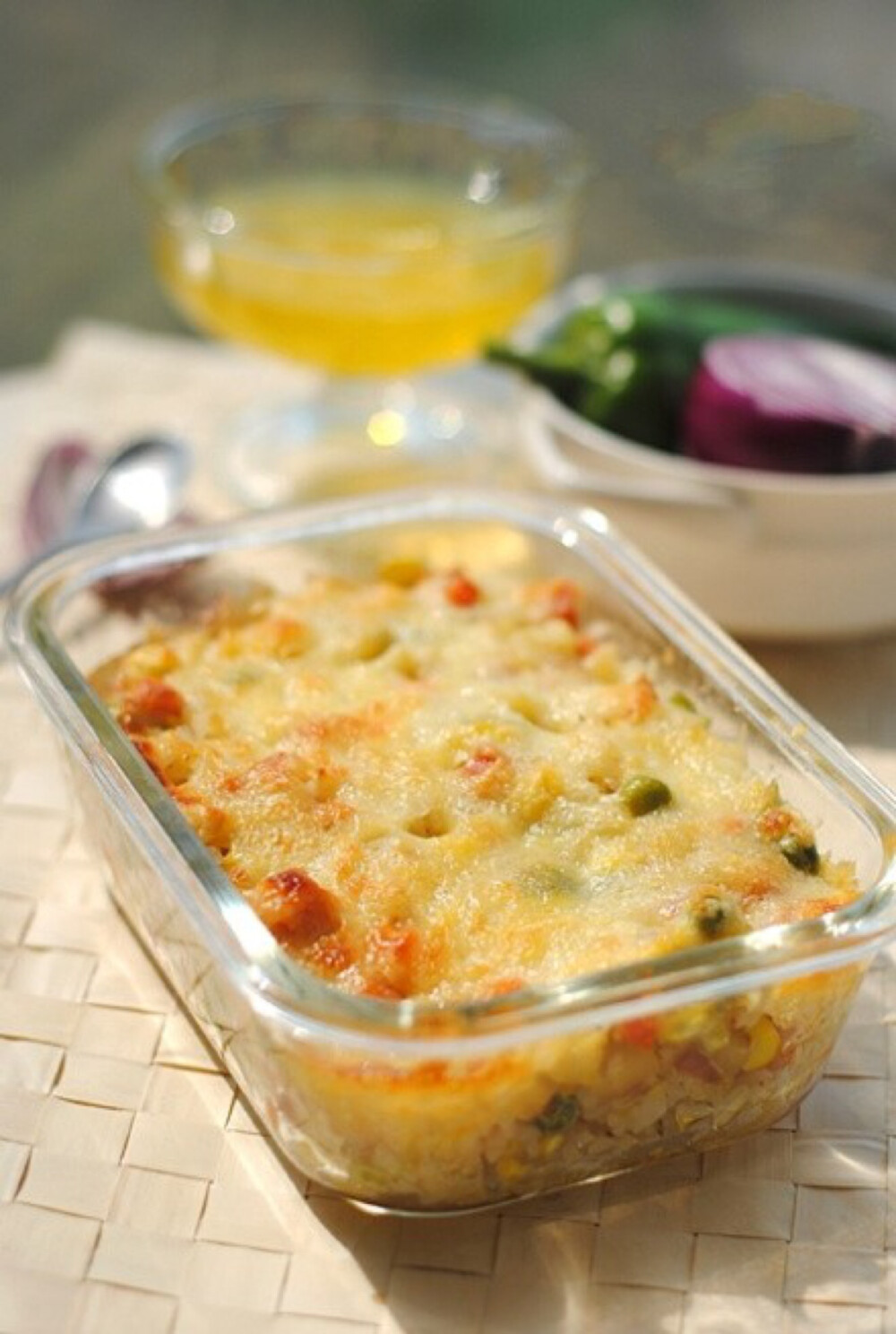 彩杂蔬奶酪焗饭：青椒、胡萝卜、洋葱、土豆、做法：火腿切丁.鸡蛋液打散待用.炒锅热油.倒入蛋液炒散盛出待用.锅中留底油.加入胡萝卜、土豆先翻炒.再加入青椒、洋葱、火腿、玉米粒翻炒.加少许黑胡椒和盐调味.加入剩米饭翻炒均匀.5将米饭铺在器皿中.烤箱中层.200度约15分钟即可。