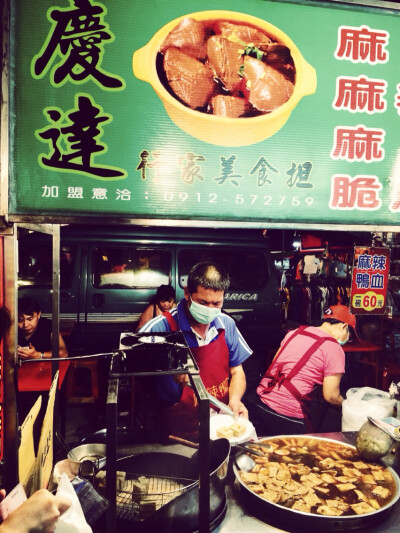 台中彰化市人氣最旺的精誠夜市。所在地正是《那些年》拍攝地精誠中學旁。營業時間周三五六，均到夜晚十二點。圖片by：寶貝熊