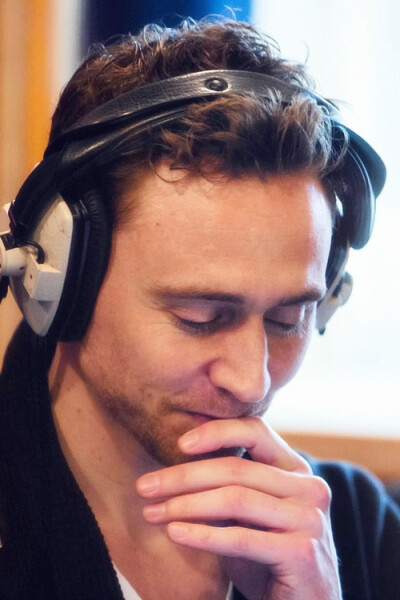 From The Love Book App: Tom Hiddleston reads Byron’s ‘So We’ll Go No More A-Roving’ (图源汤)