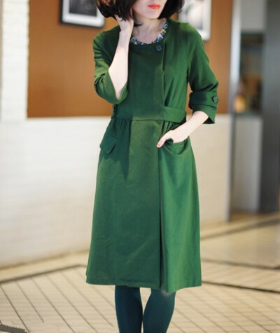 婉约知己。布衣风格圆领中袖中长款收腰中厚裙式风衣