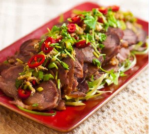 凉拌卤牛肉的做法 主料： 牛腱500g 海盐1 大勺 卤水一锅 辅料： 白胡椒粉半小勺 香油 1大勺 红辣椒1个 葱2根 香菜数根 调料： 卤水2大勺 蒜头3瓣 香醋3大勺 糖1小撮 1.将1大勺海盐均匀的抹在牛腱上，放冰箱内腌渍过…