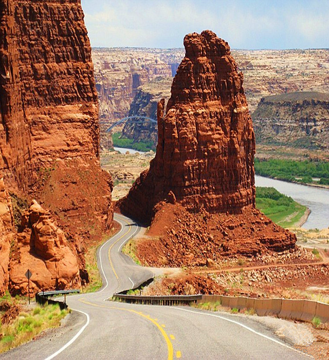 犹他12号景观路是犹他州的第一条得到&amp;quot;All-America Road&amp;quot;称号的公路。国家风景道路（National Scenic Byway）是由美国运输部认可的在考古、文化、历史、自然、消遣、风景等六方面具备至少一方面杰出品质的道路。在这六项评估标准中具备至少两项杰出品质，有全美独一无二的特质，而本身就是观光目的的道路，称为全美道路（All-American Road）。国家风景道路与全美道路总称美国风景道路（America's Byways）。所以犹他12号景观路一路的风景可以想象有多壮丽！