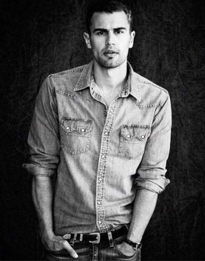 分歧者男主角—Theo James❤️眼神太让人沉醉