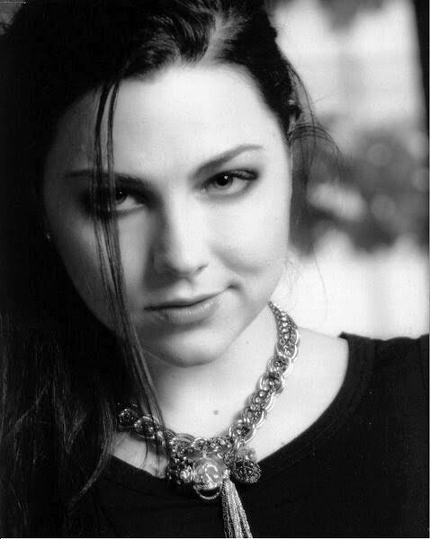 Amy Lee，Evanescence乐队主唱。总有人认为Evanescence的音乐是哥特金属，实际上Evanescence连金属都算不上，更别说哥特。Evanescence偏流行，口味轻，适合入门听。