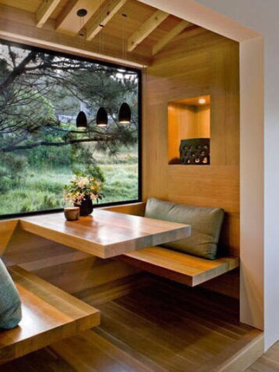 一群朋友聊聊天