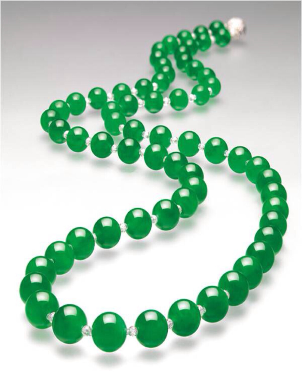 佳士得2011年春拍中,这条长度达40厘米的缅甸天然玻璃种翡翠珠链,33颗