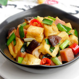 家常炒豆腐的做法 主料：豆腐1块 辅料：火腿适量 韭菜适量 红椒1个 香菇3朵 调料食盐 1 5茶勺 蚝油 /2汤勺 生抽 /2汤勺 鸡精少许 香油几滴1、豆腐洗净切成1厘米见方的小丁，撒上少许轻轻盐翻抖均匀。2、香菇、红椒洗…