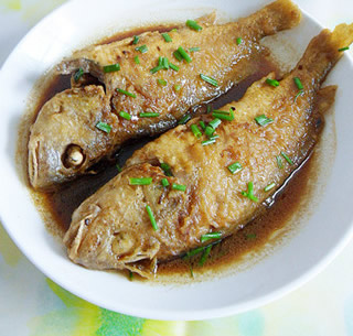 酱香白果鱼的做法 主料: 白果鱼 2条 辅料: 香葱 适量 蒜 适量 姜