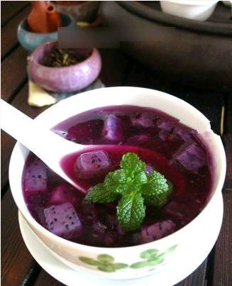 【DIY火龙紫薯羹】紫薯和火龙果分别去皮，切成小块；紫薯加适量的清水煮熟，加入火龙果；再焖煮2分钟，加入冰糖调出适量自己的甜度；将藕粉用清水解开，倒入煮开的锅中，边倒边搅动；当汤汁变得浓稠即可。