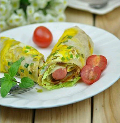  【荞麦煎饼】粉类混合加清水拌匀;平底锅烧热倒入少许油将面糊倒入锅内，晃动锅子，使面糊均匀粘满锅底;打入一个鸡蛋，用铲子帮助，使其均匀摊在饼上面;趁蛋液尚未凝固将小葱碎洒在饼上;饼底凝固，能够自由晃动饼，…