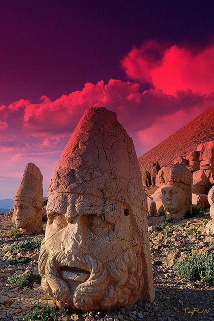 Ruins on Mount Nemrut, Turkey。土耳其内姆鲁特山是一座位于土耳其安纳托利亚东南部海拔2134米的高山。自公元前69年至公元前34年，科马吉尼地区的国王安条克一世在山顶建造了一座非凡的纪念碑以示他自己与天神们的荣耀。在众多的神话中，诸神都将山顶作为其传统的居住地，所以安条克使内姆鲁特山成为许多巨大的神像之家――他把自己的雕像也包括在内。