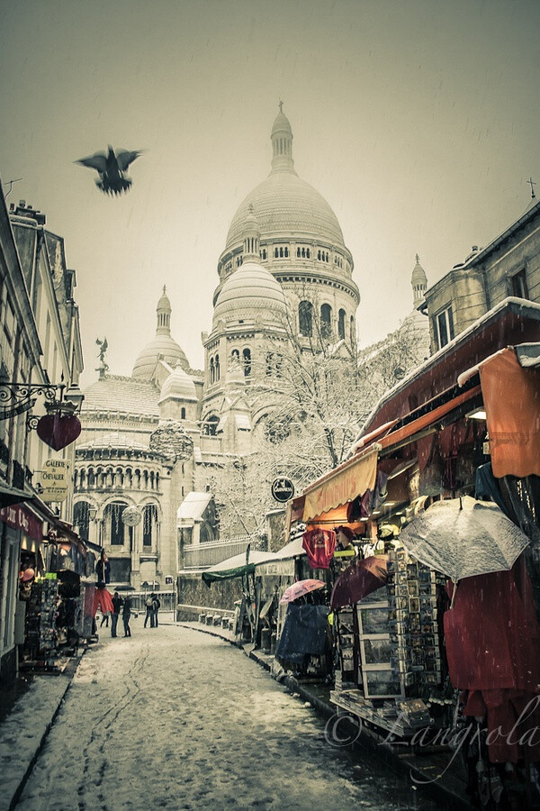 Montmartre,Paris, France（by Guy Langrola ）。法国巴黎北部的蒙马特高地相对于巴黎其它各区而言地势实在是高，塞纳河无法逆其而上。蒙马特高地归属于巴黎市只有短短的一百多年时间，可以说是巴黎最年轻的一个区。这里有风景秀 丽的蜿蜒小径，有高大神圣的圣心教堂，有画家聚集的小丘广场，有夜夜笙歌的红磨坊，还有写满爱情的巴黎爱墙。这是一个和谐包容了宗教、艺术、香艳和爱情的地方。