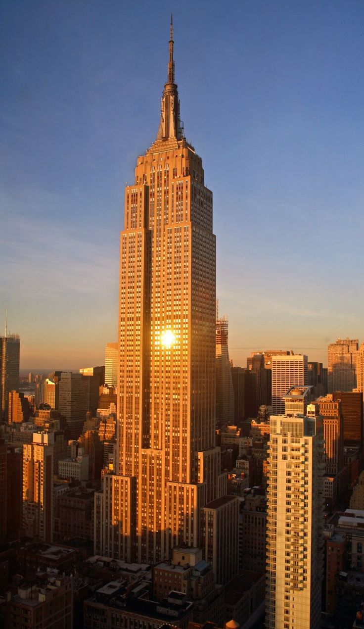 帝国大厦，是位于美国纽约市的一栋著名的摩天大楼，共有102层，由Shreeve、Lamb and Harmon建筑公司设计，1930年动工，1931年落成，只用了410天，它的名字来源于纽约州的别称帝国州。在86楼及102楼有瞭望台，由于是露天的望台，台上的风力相当大。天气晴朗时，游客可以从102层观景台和86层观景台外步行道眺望五个州。 每逢情人节、圣诞节、美国独立日等美国传统节日，大厦顶部泛光灯的颜色会随之变换。2001年开始，帝国大厦会在每年春节期间的夜晚点亮富有中国特色的红、黄两色彩灯。想去美国帝国大厦来看看，可以来www.getbustours.cn 找到优惠的旅游路线。