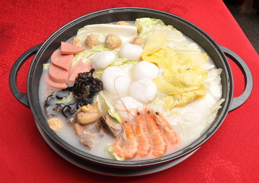 【什锦砂锅】做法:1火腿切片,鲜蘑,白菜,丸子,鲜虾,木耳过水备用;2