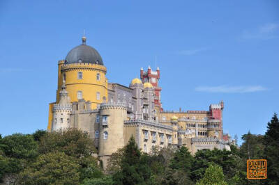 葡萄牙佩纳城堡：佩纳宫(Palacio da Pena)是国王离宫，它耀眼、奇特、矫饰的身姿看上去像一座乐园式的城堡。主要建于1840－－1850年，最终完工于1885年，即费迪南德逝世那年。居住在此地区的其他达官显贵，按照同样…