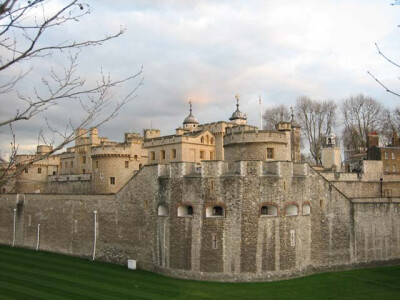 伦敦塔（英文：Tower of London）的官方名称是“女王陛下的宫殿与城堡，伦敦塔“，虽然将其作为宫殿居住的最后一位统治者已是几世纪前的詹姆士一世（1566年至1625年）。伦敦塔曾作为堡垒、军械库、国库、铸币厂、宫…