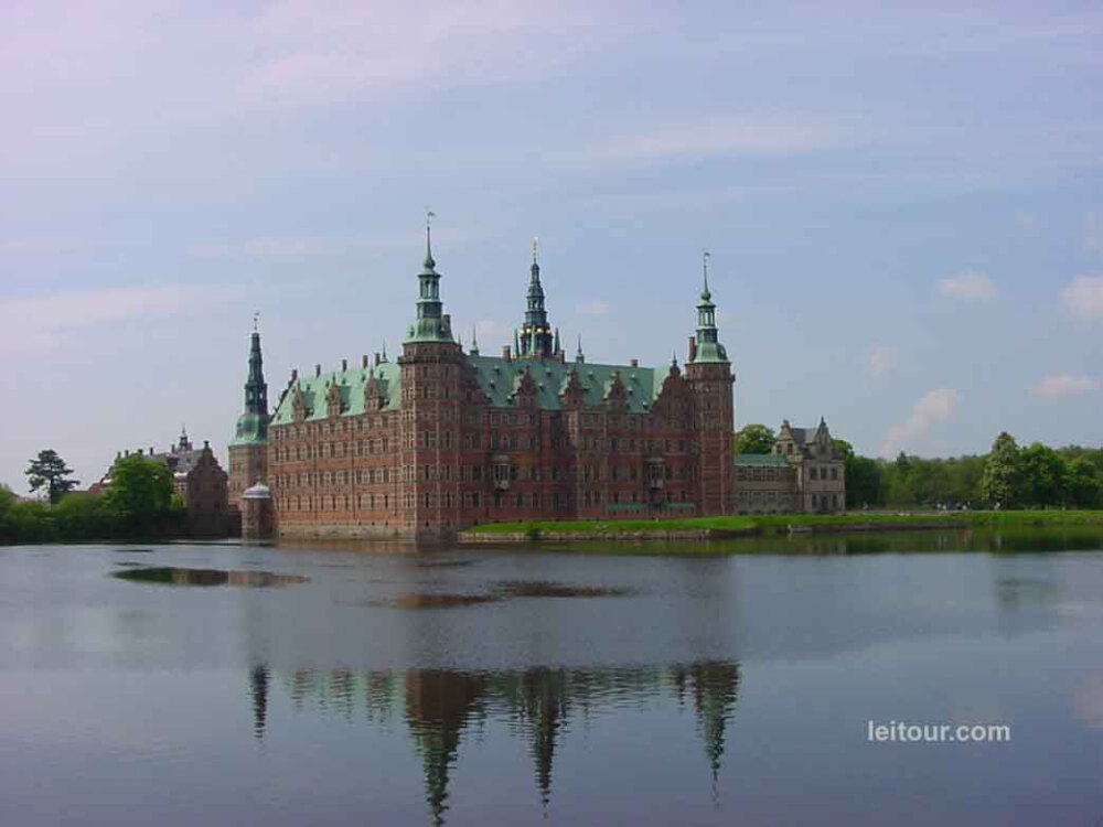 丹麦腓特烈城堡Frederiksborg Slot，位于西兰岛北部的西勒洛德市(Hillerød)。距离哥本哈根35公里、赫尔辛格25公里。