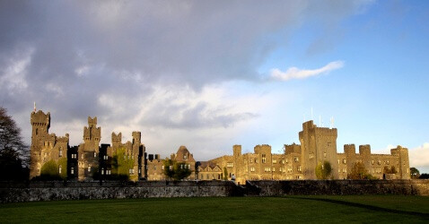  阿什福德城堡(Ashford Castle)，是爱尔兰知名的古城堡，它与阿代尔庄园、 路特尔斯顿城堡、布拉尼城堡、比尔城堡庄园和本拉提城堡，合称为爱尔兰六大神秘古堡。1288年，英国人德·伯格家族(de Burgo family)创建了阿什福德城堡。阿什福德城堡是个如童话般的地方，在那里无论人和物都被予以皇家待遇。