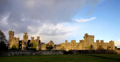  阿什福德城堡(Ashford Castle)，是爱尔兰知名的古城堡，它与阿代尔庄园、 路特尔斯顿城堡、布拉尼城堡、比尔城堡庄园和本拉提城堡，合称为爱尔兰六大神秘古堡。1288年，英国人德·伯格家族(de Burgo family)创建了阿…