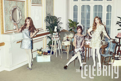 近日，少女时代小分队TaeTiSeo（由太妍、Tiffany和徐贤组成）凭新迷你专辑《Holler》回归，并和杂志《The Celebrity》合作拍摄了一组写真。 写真主题是「美味甜点时间」，太妍、Tiffany和徐玄分别拿著马卡龙、杯子蛋…