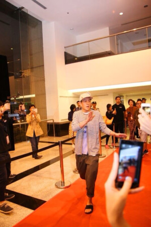 #YO'HOOD红毯直播# 在媒体记者的枪林弹雨中，欢呼声达到了现场高点，陈冠希来到了现场！