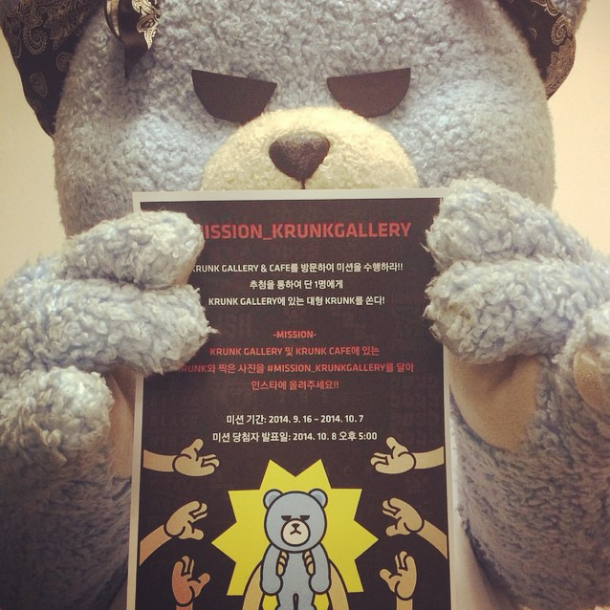 OK. I’m giving you a mission. Take a photo with me at KRUNK GALLERY / Cafe and upload it with #MISSION_KRUNKGALLERY . The Lucky One will win the HUGE KRUNK PLUSH TOY. MISSION PERIOD: 2014.09.16 ~ 2014.10.07 WINNER ANNOUNCEMENT: 2014.10.08 5PM #krunk #krunk_gallery #krunk_cafe at #klive #날가져