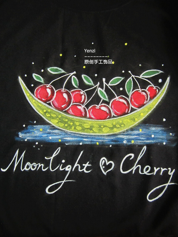 【载着樱桃周游世界】客人为从事旅游业的男友定制的手绘情侣T恤作为生日礼物，她说月亮是他，樱桃是她，于是我设计了这么一个浪漫又有爱画面。TB店：Yenzi原创手工饰品，QQ352169732