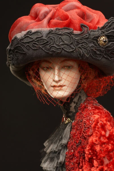  俄罗斯设计师Alexandra Kokinova真实而极尽奢华的人偶设计，人偶的身体采用瓷泥烧制，而这些华丽丽的服装大多是由丝绸和天然毛皮制成，每一个玩偶都表情逼真，华美精致，独一无二。（7）
