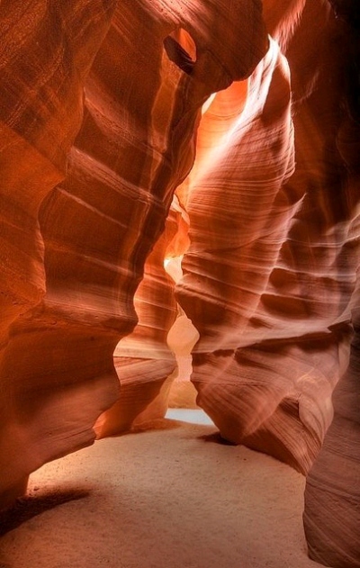 Antelope Canyon, Arizona 亚利桑那州 Antelope Canyon 就在 Arizona 的 Page 市，因其独特的砂岩颜色与纹路，本来就是摄影爱好者的必到胜地！ 再加上太阳光会透过砂岩洞的洞子照进洞内，不经意的形成从天而降的光…