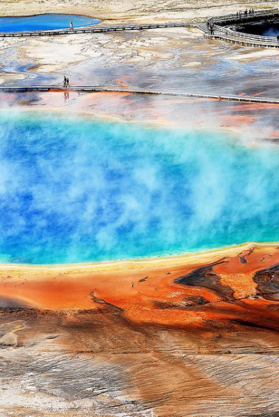 Grand Prismatic Spring, Wyoming 怀俄明州 犹如彩虹般的天然湖畔 Grand Prismatic Spring 是全美最大的温泉，全球排名则是第三。这个彩色温泉位在 Yellow National Park 内，是每个游客到访时必到的景点之一！ 观…