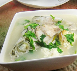 海鲈鱼头豆腐汤的做法 主料： 海鲈鱼头 500克 豆腐 1块 辅料： 香菜 适量 姜 适量 葱 适量 调料： 油 适量 盐 适量 料酒 适量 胡椒粉 适量 鸡精 适量 1、海鲈鱼去鳞，去鳃，去肚，洗净 2、把海鲈鱼头切下，豆腐洗净 3、锅里油热，放下海鲈鱼头煎一下，盛出4、豆腐切块，用油煎过，盛出 5、取砂锅，放适量清水，放下海鲈鱼头 6、放葱结，姜片，料酒7、大火煮开，中小火煮20分钟 8、放下豆腐，中火煮8分钟 9、放盐，胡椒粉调味10、加些鸡精，撒些香菜末即可. 海鲈鱼头豆腐汤特色： 清香