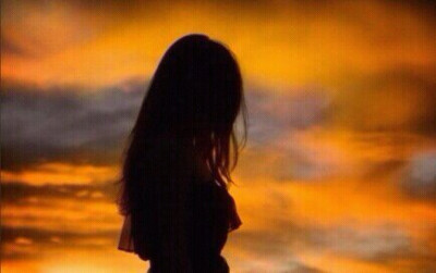 The sky isn’t always blue; The sun doesn’t always shine. It’s okay to fall apart sometimes.天空不总是晴朗，阳光不总是闪耀，所以偶尔情绪崩溃下，也无伤大雅。